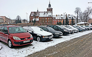 Komis aut zajmuje miejsca parkingowe